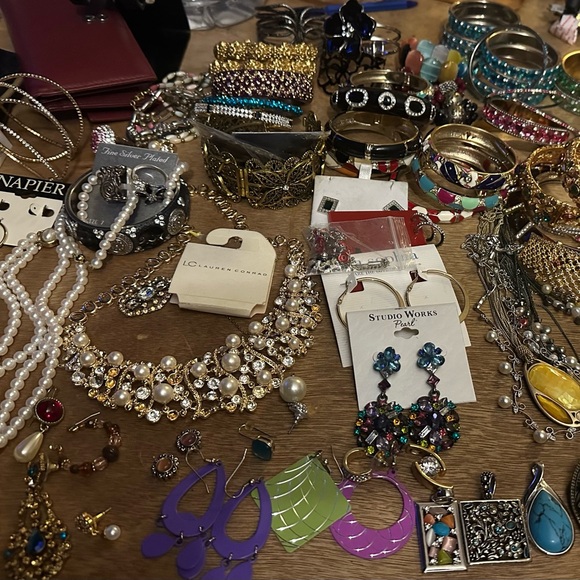Lot of 30 random jewlry new and vintage mixed ALL WEARABLE Resellers - Picture 8 of 8